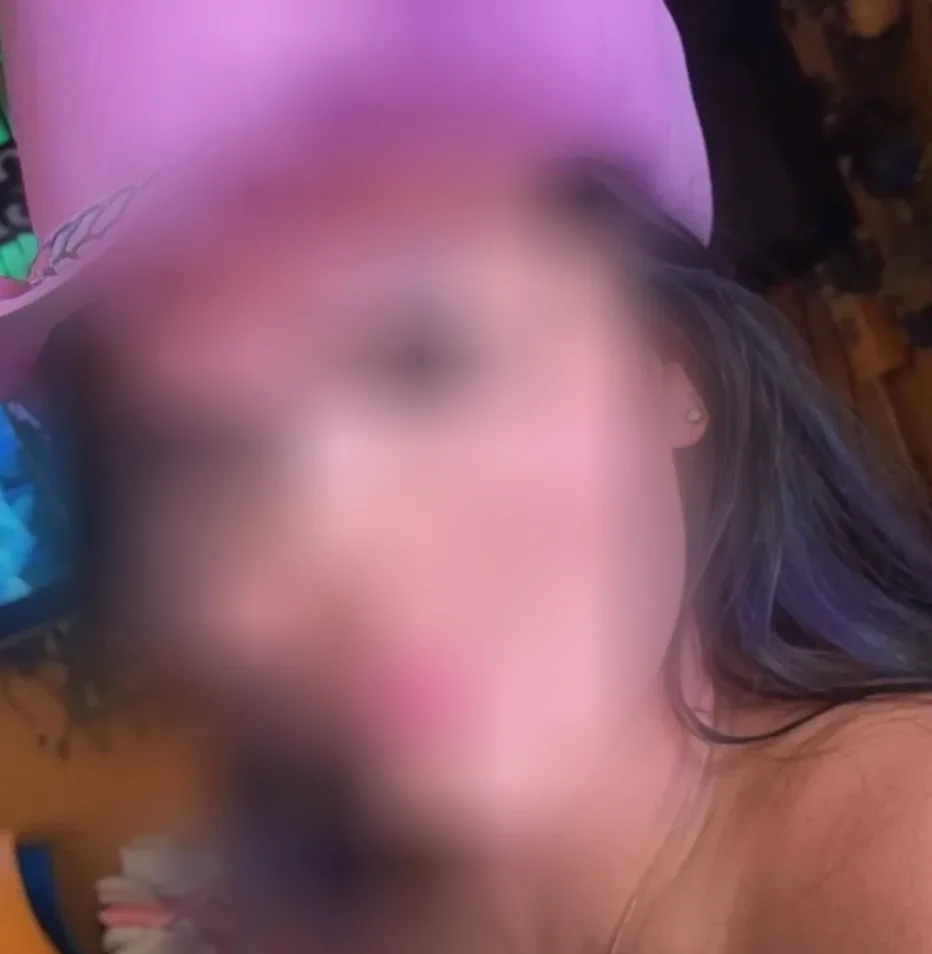 Mia, 28